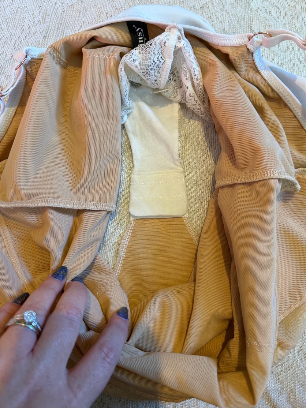 Pinsy sculpting lace shapewear bodysuit - Picture 8 of 13